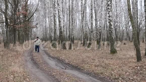 人走过秋天的森林抽一支烟视频的预览图