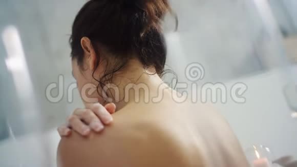 性感女人在浴缸里调情贴身热的女人洗澡时按摩脖子视频的预览图