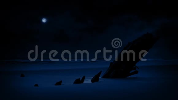月光下海滩上的沉船视频的预览图