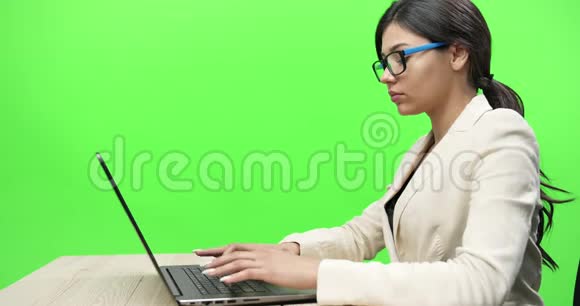 一位忙碌迷人的女士在办公桌上用现代电脑视频的预览图