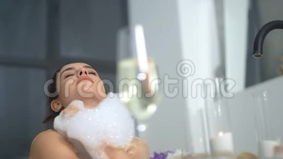 性感的女人在浴缸里用泡沫触摸身体性感女人洗澡洗皮肤视频的预览图