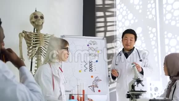 一位英俊的日本专业医生向他解释化合物的组合视频的预览图
