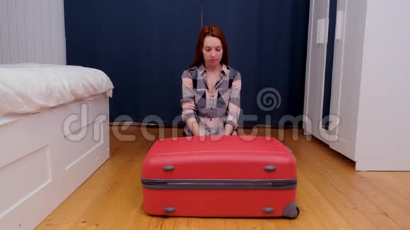 一个女人为旅行准备一个手提箱视频的预览图