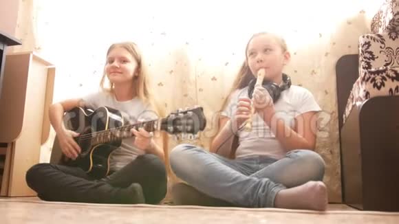 两名女性青少年在家演奏乐器视频的预览图