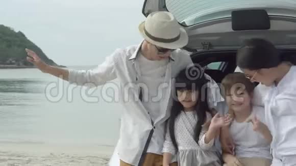 快乐的亚洲家庭坐在车里去海滩旅行一起度假放松视频的预览图