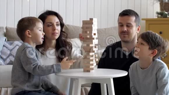 一家人在家里玩木塔视频的预览图