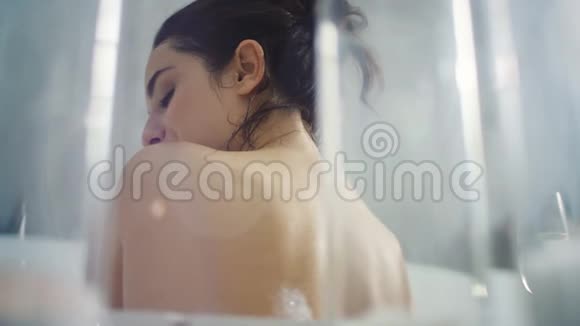 热的女人在洗澡时缓慢地洗身体性感女人摸肩视频的预览图