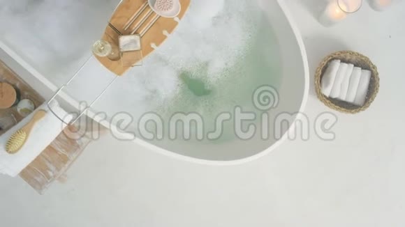 放松的女人在洗澡时洗手女士在豪华浴室洗衣服视频的预览图