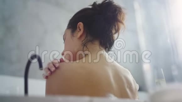 性感女人在浴缸里按摩身体在泡沫浴中接触皮肤的性感女孩视频的预览图