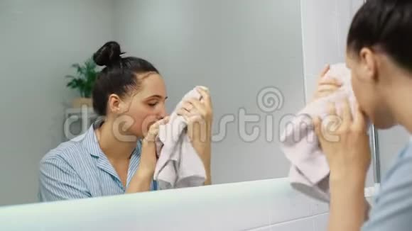 女孩用毛巾擦脸4k视频的预览图
