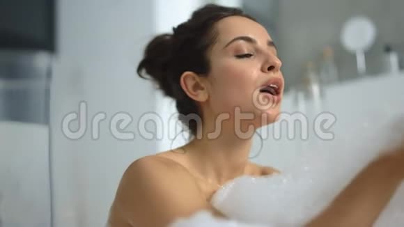 特写美女吹泡泡在浴缸里性感女孩玩泡泡视频的预览图