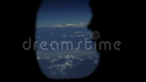 近距离观察一个人的轮廓从飞机窗外看从飞机窗口看天空和云层视频的预览图