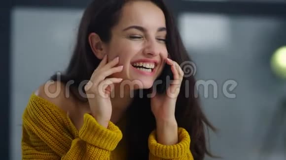 快乐的女孩在工作场所笑手机轻松的商务女性微笑视频的预览图