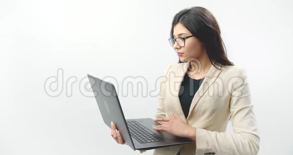 带笔记本电脑的严肃商务女性的侧视视频的预览图