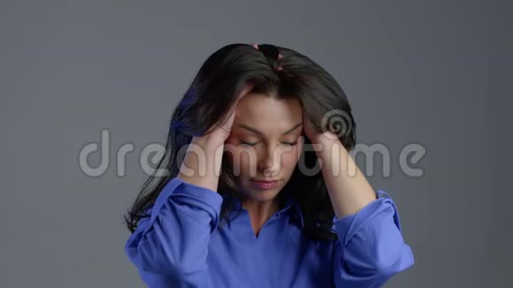 疲惫的女人头痛画室肖像女士把手放在头上视频的预览图