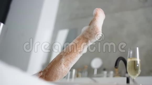在泡沫浴缸里把女人的脚收起来不认识的女孩在浴缸里洗腿视频的预览图
