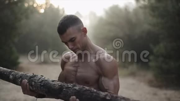 肌肉发达的帅哥在森林里做运动蒸汽来自嘴上午视频的预览图
