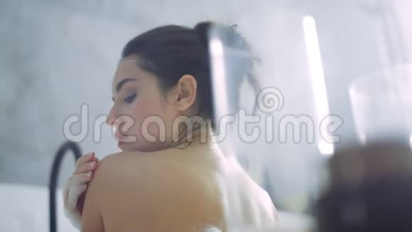 性感的女人在泡沫浴中抚摸身体浪漫的女人在豪华浴缸里放松视频的预览图