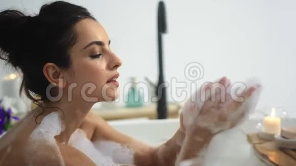 关闭性感女人洗澡洗手性感女孩带泡沫浴缸视频的预览图