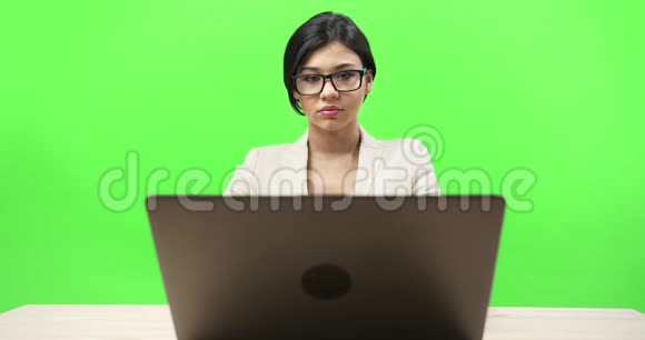 在笔记本电脑上工作的漂亮女士的肖像视频的预览图