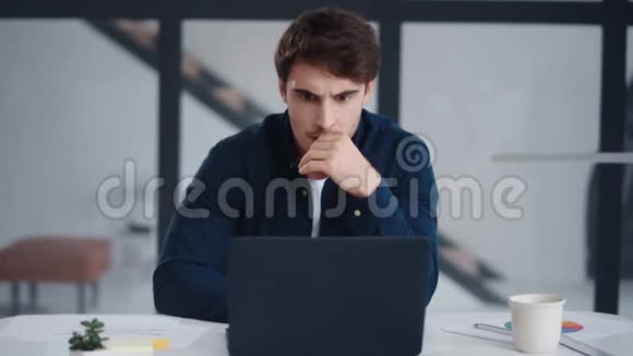 特写镜头震惊商人在办公室看电脑屏幕视频的预览图