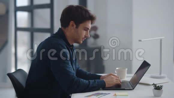 疲倦的商人打字手提电脑键盘一天后休息的男人视频的预览图