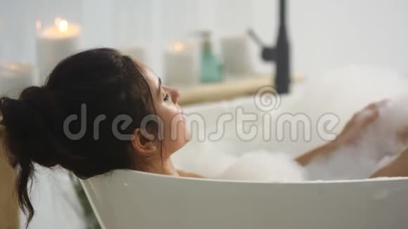 放松的女人用泡沫触摸皮肤布鲁内特女士洗手浴视频的预览图