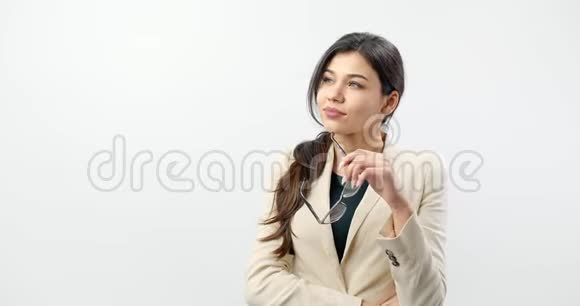 在白人工作室背景下体贴的女性办公室经理视频的预览图