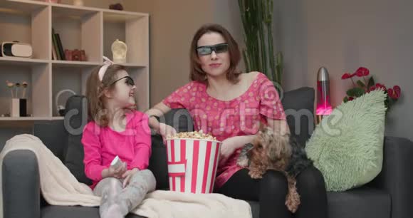 母亲和女儿用3D眼镜看电影视频的预览图