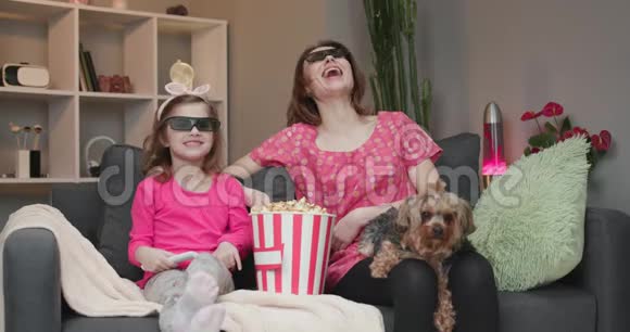 家人一起看3D电影带3D眼镜吃爆米花视频的预览图
