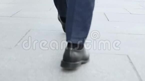 商人在街上散步穿黑鞋的男高管视频的预览图