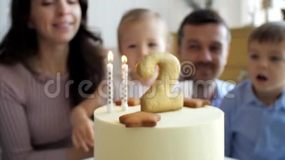 可爱的小女孩在生日蛋糕上吹蜡烛视频的预览图