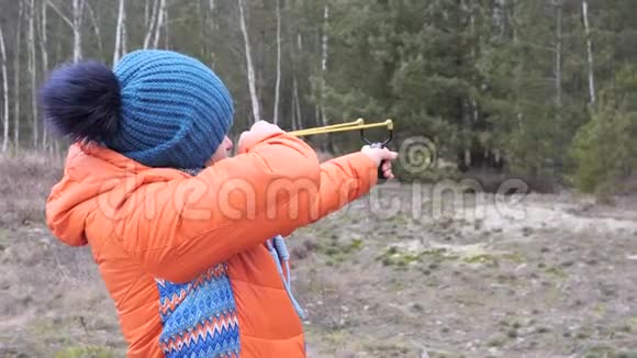 年轻女子在大自然中射弹弓视频的预览图