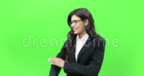 双手交叉戴眼镜的商务女性微笑视频的预览图