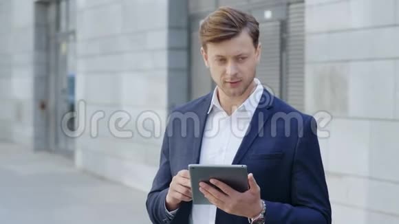 商人在城市里使用数字平板电脑专业浏览网页视频的预览图