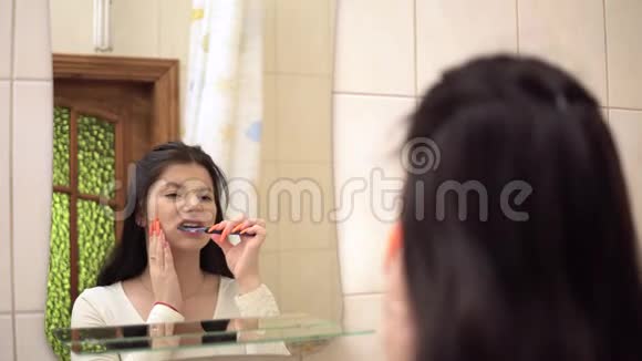 年轻女子刷牙时牙疼得很厉害视频的预览图