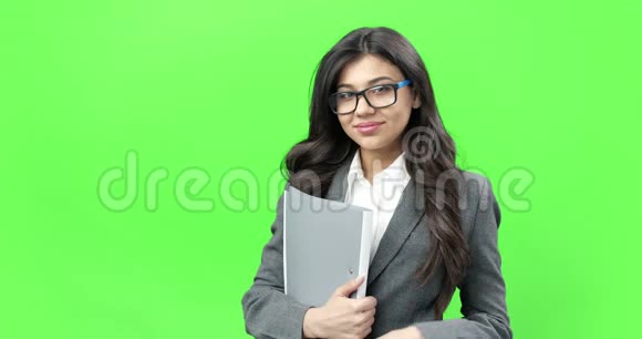 戴眼镜的快乐女人手里拿着文件夹视频的预览图