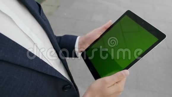 商人在街头制作数字平板电脑雇员在外面拿垫子视频的预览图