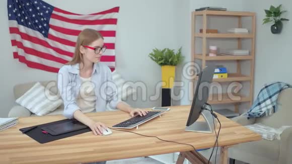 学生女孩轻松地用电脑工作视频的预览图