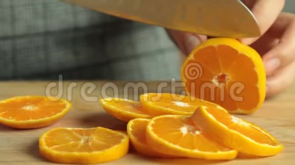 用橘子果冻切橙片巧克力慕斯视频的预览图