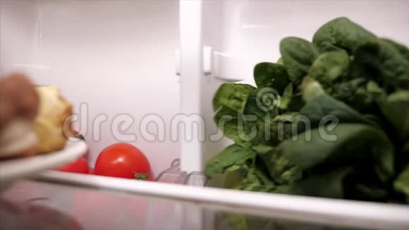 妈妈和女儿从冰箱里偷食物视频的预览图