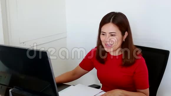 年轻女子在网上付账视频的预览图
