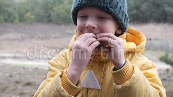 6岁的孩子吃天然食物用火烤面包视频的预览图