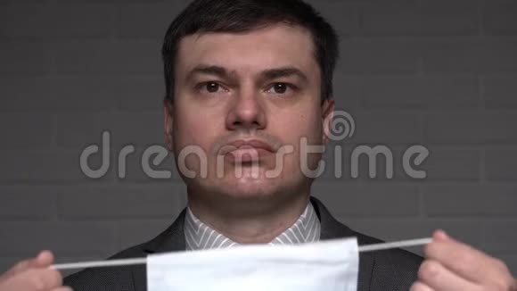 一个男人在脸上戴上防毒面具个人防护医疗保健和医学概念预防技巧视频的预览图