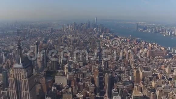 从鸟瞰角度看巨大的纽约市金融区令人惊叹的现代城市天际线视频的预览图