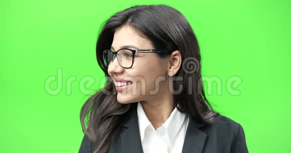 微笑的黑发商界女性画像视频的预览图