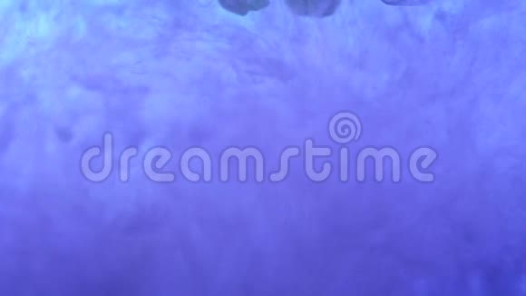 蓝色的色调水彩在水中爆炸抽象水彩背景视频的预览图