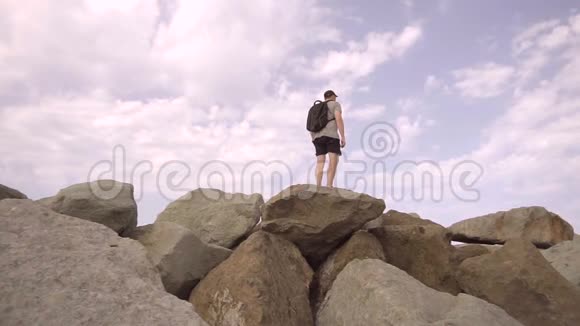 一个人站在山顶上得意洋洋地举起双手动作缓慢视频的预览图