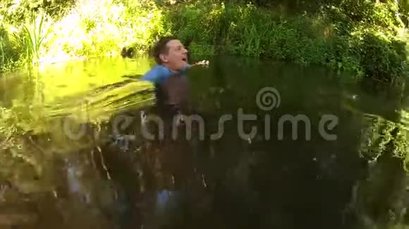人类在森林河中的水下游泳视频的预览图
