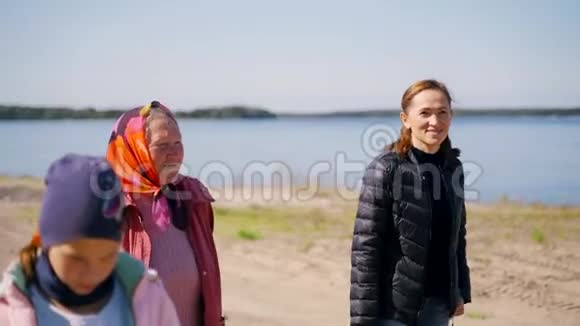 一个年轻的女人花时间和一个年迈的母亲和女儿在一起视频的预览图